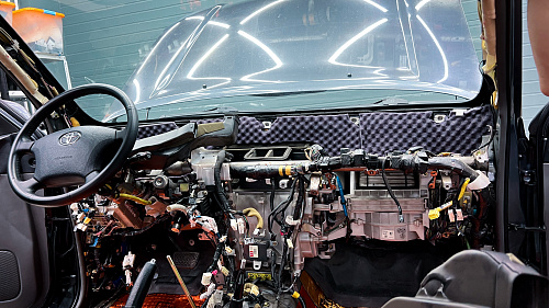 Шумоизоляция панели и моторной перегородки Тойота Ленд Крузер Прадо 120